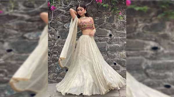 अभिनेत्री मौनी रॉय ही सध्या तिच्या हॉट फोटोंमुळे चर्चेत आहे. मात्र, नुकतेच तिने पारंपारिक आऊटफिट मधले काही फोटो सोशल मीडियावर शेअर केले आहेत.