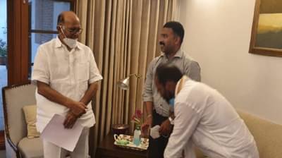 यवतमाळ ते बारामती 600 किमी पायी प्रवास, कार्यकर्त्याला पवारांनी दिला 2 तासांचा वेळ, भेटीनंतर कार्यकर्ता भावूक