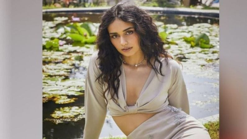 सध्या मानुषी स्वत:च्या घराच्या टेरेसवर परसबाग तयार करण्याच्या प्रयत्नात आहे. तिच्या विचारांनुसार हे करणं पर्यावरणासाठी उपयुक्त ठरू शकतं.