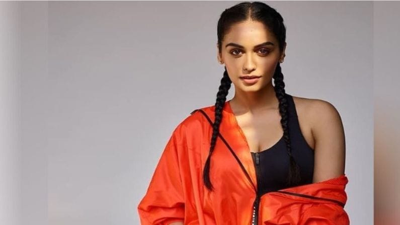 मानुषी तिच्या फिटनेसवर खास लक्ष देते. ती नियमित योगा करते आणि महत्वाचं म्हणजे जेवणावर विशेष लक्ष देते.