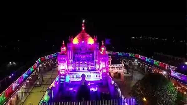 अवघ्या महाराष्ट्राचं कुलदैवत असलेल्या जेजुरीच्या खंडेरायाचा चंपाषष्ठी महोत्सवाला कालपासून सुरु झालाय. त्यानिमित्त मंदिराला आकर्षक विद्युत रोषणाई करण्यात आलीय. ही रोषणाई भाविकांना भुरळ घालतेय.