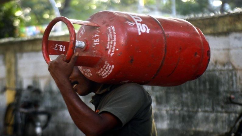 घरगुती सिलेंडरवर किती लाखांचा विमा मिळतो; कधी मिळते रक्कम? घरगुती सिलेंडरवर किती लाखांचा विमा मिळतो; कधी मिळते रक्कम?