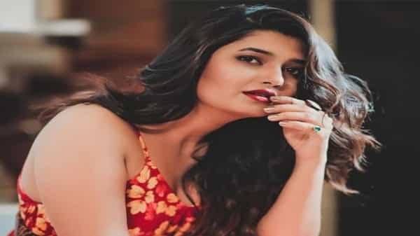 अभिनेत्री प्राजक्ता माळी नेहमीच तिच्या ड्रेसिंग स्टाईलनं सर्वांचं लक्ष वेधते. आता तिचा हा लूकसुद्धा तिच्या चाहत्यांच्या चांगलाच पसंतीस आला आहे.