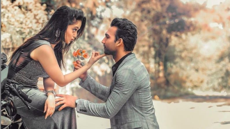 मानसीनं तिच्या या वाढदिवसाला सोशल मिडीयावर प्रेमाची कबुली दिली आहे. प्रदीप खरेरासोबत ती रिलेशनशिपमध्ये असल्याचं तिनं सगळ्यांना सांगितलं.