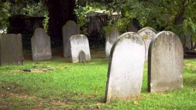 आईची अखेरची इच्छा, मनमाडच्या तरुणाने तीन महिन्यांनी कबर बाहेर काढली आणि...