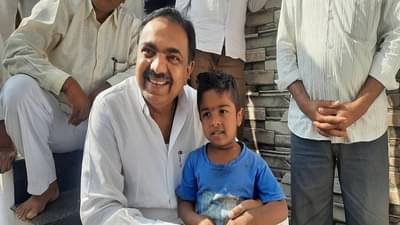 PHOTO | चिमुकल्याच्या आग्रहाखातर जयंत पाटलांचं खास फोटो सेशन!