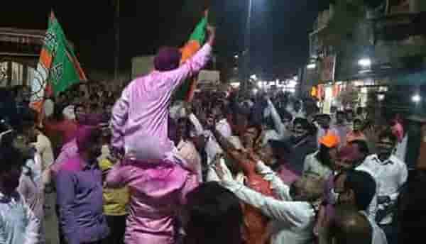 भाजप महिला सरपंचाला विजयी मिरवणूक पडली महागात, 52 जणांवर गुन्हा दाखल