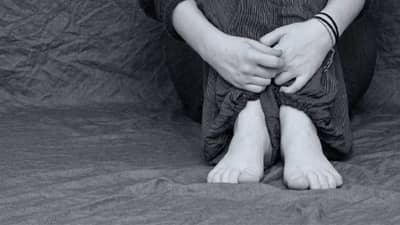 आईच्या प्रियकराचा मुलींवर अनेकदा बलात्कार, दुसरीकडे बाप मुलींना विकायला निघाला, गुंतागुंतीचं किळसवाणं कृत्य अखेर उघड