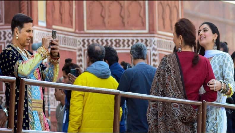 या चित्रपटाचा चमू आग्रा येथील ताजमहलवर चित्रीकरणासाठी आला होता. यावेळी शूटिंगदरम्यानचे त्यांचे काही फोटो समोर आले आहेत.