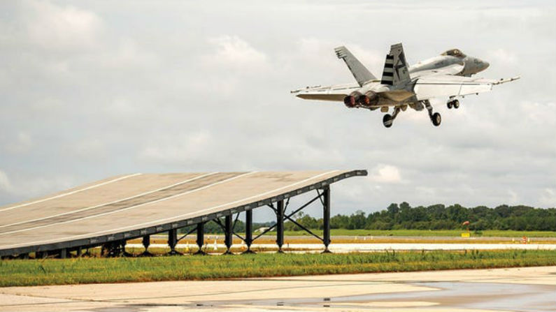 अमेरिकेच्या लढाऊ विमान  F/A-18 ने सर्वात कठीण परीक्षा उत्तीर्ण केली, भारतीय नौदलाला काय फायदा होणार?