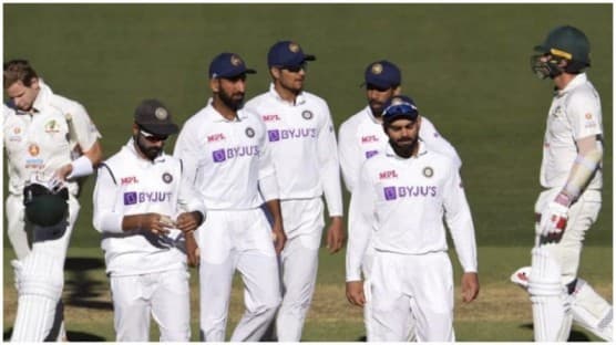 ऑस्ट्रेलियाविरोधातील पहिल्या कसोटी सामन्यात टीम इंडियाचा दुसरा डाव 36 धावांवर आटोपला. टीम इंडियाची कसोटी क्रिकेटच्या इतिहासात ही सर्वात निच्चांकी धावसंख्या ठरली. याआधी टीम इंडिया 1974 मध्ये 42 धावांवर ऑल आऊट झाली होती. सुनील गावसकर या दोन्ही घटनांचे साक्षीदार राहिले आहेत. 1974 मधील या सामन्यात गावसकर हे खेळाडू म्हणून टीम इंडियाचे भाग होते. तर आता गावसकर हे समालोचक म्हणून या घटनेचे साक्षीदार झाले. गावसकर आणि 36 चा आकडा यांच्यात विशेष नातं आहे.