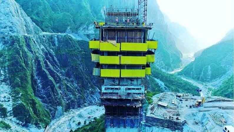 हा पुल जम्मू-काश्मीरमधील कटरा आणि रियासीला यांना जोडणार आहे. ऊधमपूर-श्रीनगर-बारामुल्ला दरम्यानचा हा रेल लिंक 292 किमी लांबीचा आहे. 