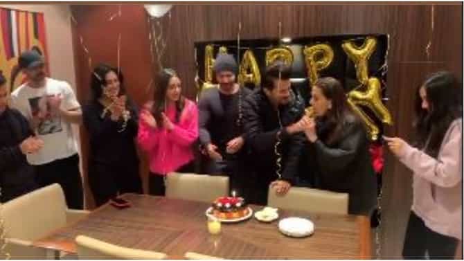 B’day Celebration | जुग जुग जियो च्या सेटवर अनिल कपूर यांचा 67 वा वाढदिवस साजरा!