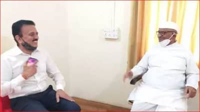 संकटमोचक गिरीश महाजन अण्णांच्या भेटीला, शेतकरी आंदोलनात न उतरण्यासाठी भाजपची डिप्लोमसी?