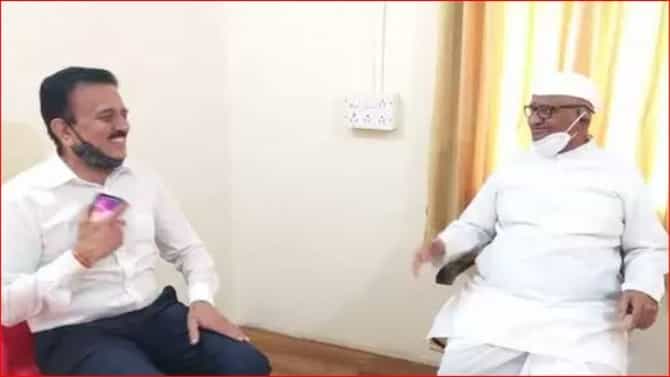 संकटमोचक गिरीश महाजन अण्णांच्या भेटीला, शेतकरी आंदोलनात न उतरण्यासाठी भाजपची डिप्लोमसी?