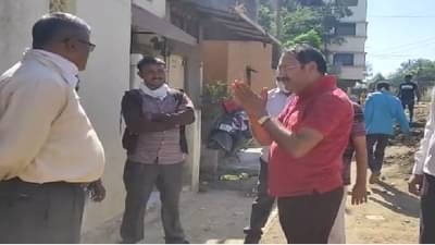 खड्ड्यात ढकलत अधिकाऱ्याला कानशिलात, भाजप नगरसेवकाचा प्रताप