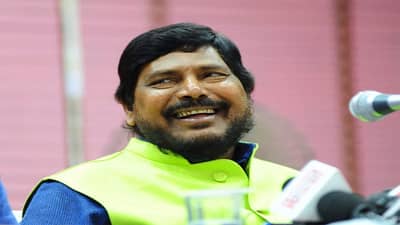 जेव्हा काँग्रेस पक्ष करेल बंड, तेव्हा...!, आठवलेंनी कविता करत उडवली ठाकरे सरकारची खिल्ली