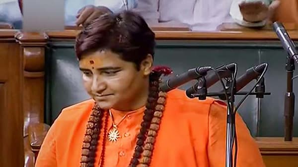 त्या वक्तव्याच्या निषेधार्थ विरारमध्ये मनुस्मृतीसह साध्वी प्रज्ञा यांच्या प्रतिमेचे दहन