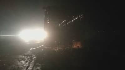 मुंबई-पुणे हायवेवर चालत्या लक्झरी बसला आग, सुदैवाने कुठलीही जीवितहानी नाही