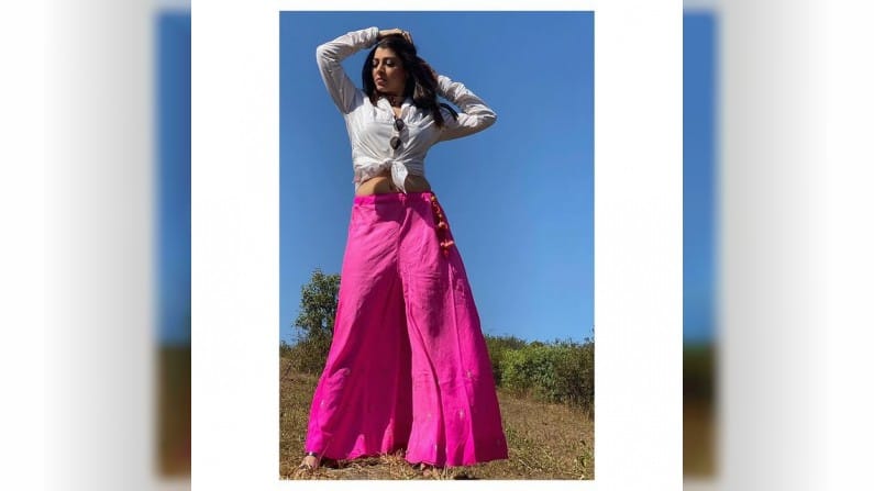 तेजस्विनी अभिनय आणि सौंदर्यासोबतच तिच्या फॅशन ब्रॅन्डमुळेसुद्धा चर्चेत असते. 'तेजाज्ञा'या ब्रॅन्डचा चांगलाच दबदबा पाहायला मिळतो. या ब्रॅन्डचे एकापेक्षा एक कपडे सध्या ट्रेंडमध्ये आहेत.  