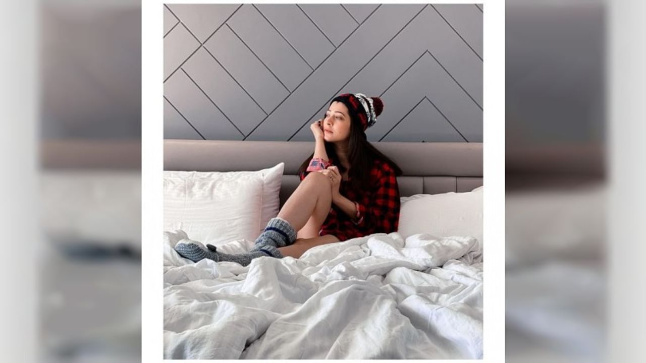 मराठमोळी अभिनेत्री तेजस्विनी पंडित सध्या सोशल मीडियावर मोठ्या प्रमामात अ‍ॅक्टिव्ह असते.