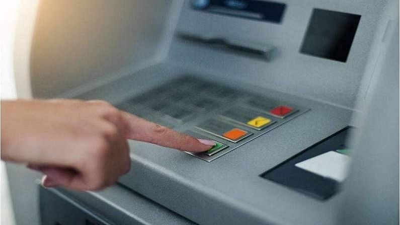 ATM मधून बाहेर पडण्याअगोदर चेक करा बॅलन्स, ट्रान्झॅक्शन फेल झालं तर बसतोय एवढा भुर्दंड!