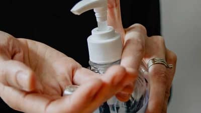 Hand Sanitizer | ‘या’ सोप्या पद्धतीने घरच्या घरी बनवा ‘हँड सॅनिटायझर’, खर्चातही होईल बचत!