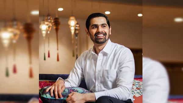 ‘रेगे’ चित्रपटातून मनोरंजन विश्वात पाऊल टाकणाऱ्या अभिनेता आरोह वेलणकर ‘मराठी बिग बॉस सीझन-2’मधून पुन्हा एकदा महाराष्ट्रातील चाहत्यांची मनं जिंकली. सध्या आरोह ‘लाडाची मी लेक गं’ या मराठी मालिकेतून रसिकांच्या भेटील येतो.