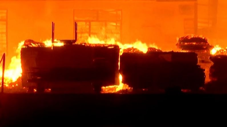 Nagpur Fire | नागपुरात फर्निचर कंपनीमध्ये भीषण आग, प्लायवूडमुळे आगीवर नियंत्रण मिळवण्यात अडथळे