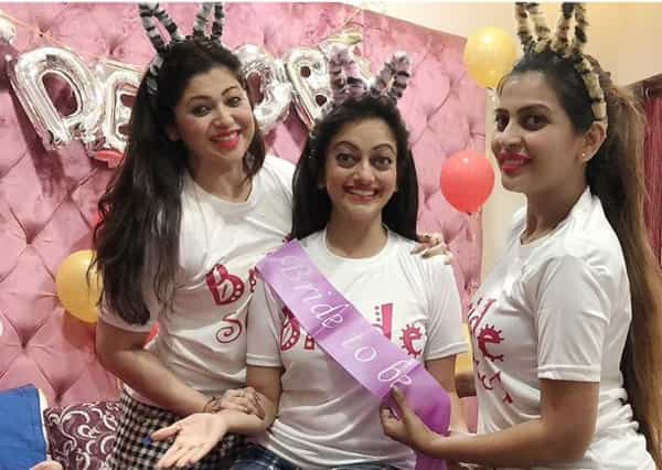 गेले अनेक दिवस अभिनेत्री मानसी नाईक आणि तिचा बॉयफ्रेंड प्रदीप खरेरा या दोघांच्या लग्नाची सोशल मीडियावर मोठी चर्चा आहे. मानसीनं तिच्या वाढदिवसाला प्रेमाची कबुली दिली होती, त्यानंतर दोघांनी साखरपुडासुद्धा केला. आता मानसीच्या लग्नाचं काउंटडाऊन सुरू झालं आहे.