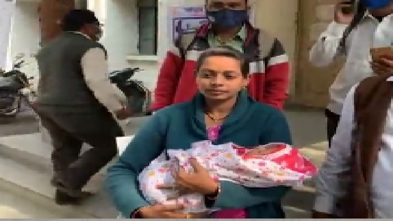 'निवडणुकीचं बाळकडू', दीड महिन्याच्या बाळासह आई अर्ज भरायला केंद्रावर