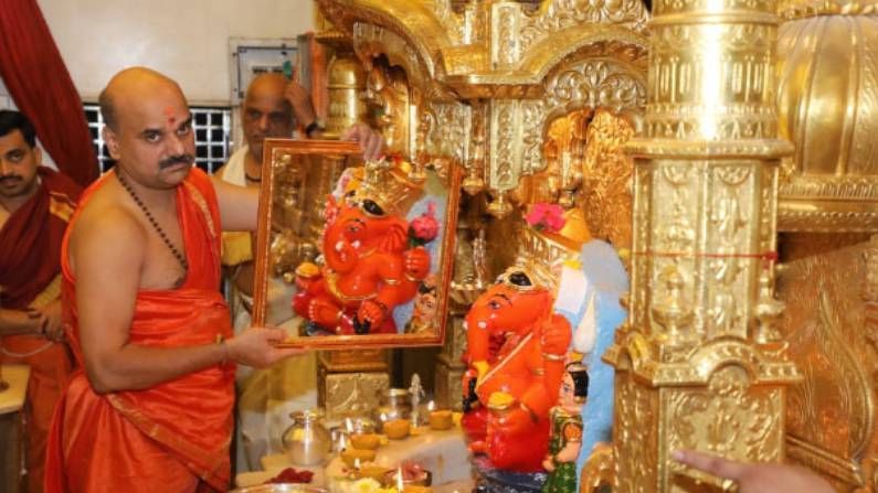 नव वर्षाच्या पहिल्याच दिवशी तासाला 800 भाविकांना घेता येणार सिद्धीविनायकाचे दर्शन! नव वर्षाच्या पहिल्याच दिवशी तासाला 800 भाविकांना घेता येणार सिद्धीविनायकाचे दर्शन!