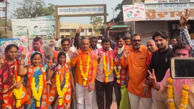 शिवसेनेला पहिलं यश, धुळ्यातील ग्रामपंचायतीवर भगवा फडकवला