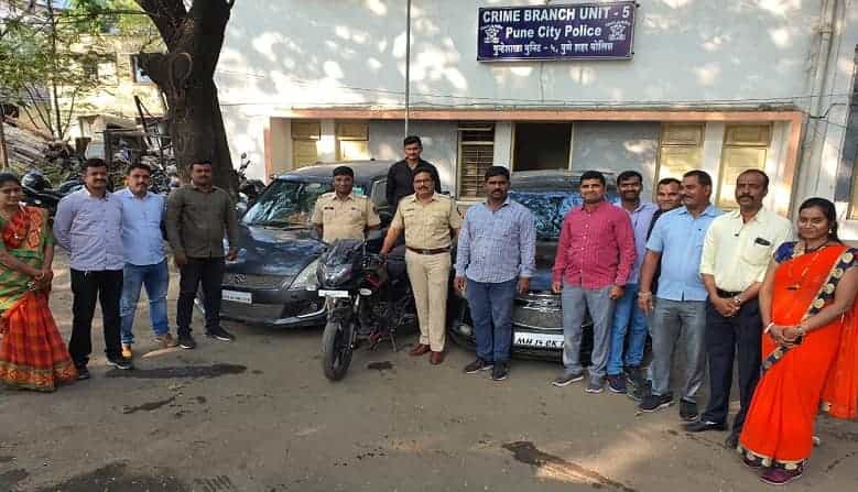 प्रेमात हल्ली कोण काय करेल याचा भरोसा नाही. असाच एक प्रकार पुण्यात समोर आला आहे. नवीन लग्न झाल्यामुळे पत्नीला खुश करण्यासाठी पठ्ठ्याने असं काही केलं की त्याला आता जेलमध्ये हवा खाण्याची वेळ आली आहे.