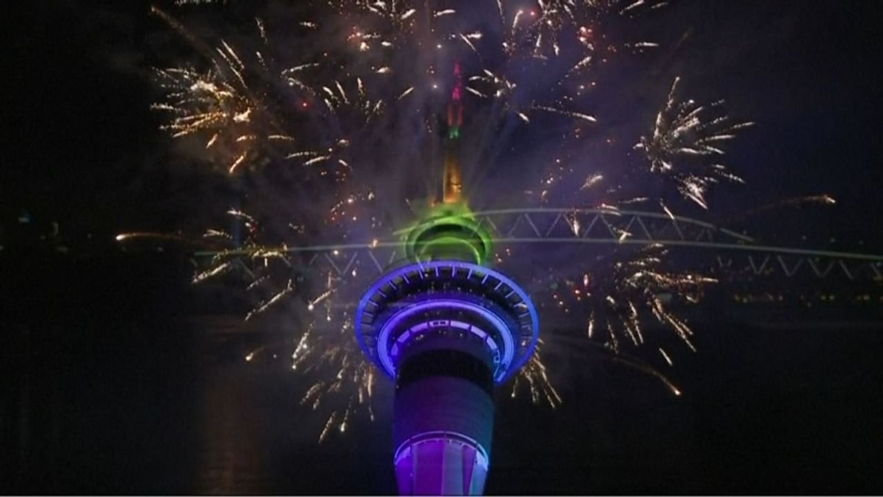 न्यूझीलंडमध्ये (New Zealand)नवीन वर्षाचं स्वागत (New Year 2021) करण्यात आलं. यावेळी फटाक्यांची मोठी आतषबाजी करण्यात आली. इथल्या ऑकलंड शहरात नागरिकांनी नववर्षाच्या स्वागताला  (Welcome)गर्दी केली. 