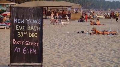 New Year 2021 | नव्या वर्षाच्या पार्टीत रमले पर्यटक, गोव्याच्या समुद्र किनाऱ्यांवर जल्लोष सुरूच!