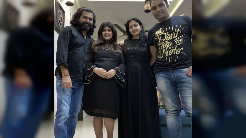 ती सोशल मीडियावर नवनवीन फोटो आणि व्हिडीओ शेअर करताना दिसतेय. आता तिनं नवीन वर्षाच्या स्वागतासाठी मस्त हाऊस पार्टी केली आहे. सोबतच जबरदस्त फोटो आणि व्हिडीओसुद्धा काढले आहेत. मित्र-मैत्रिणींसोबत मस्त घरातच तिनं पार्टी एन्जॉय केली आहे. 