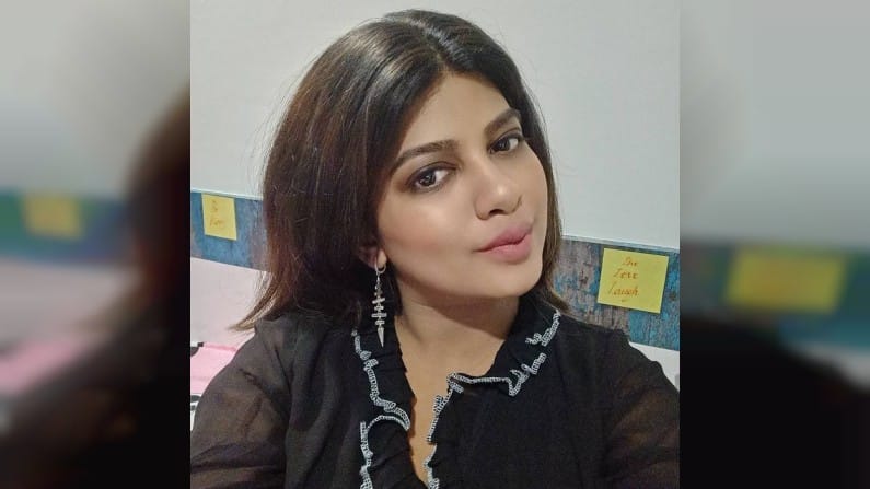 काळ्या रंगाच्या ड्रेसमध्ये धनश्री बेबी बम्प फ्लॉन्ट करताना दिसत आहे. 