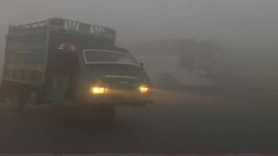 कडाक्याची थंडी, दाट धुकं; रस्ता न दिसल्यामुळे 18 गाड्या एकमेकांवर आदळल्या, तिघांचा मृत्यू