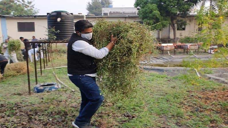 कर्जत आणि जामखेड (Karjat Jamkhed) शहराने स्वच्छता सर्वेक्षणाच्या स्पर्धेत सहभाग घेतला आहे. त्यामुळे राष्ट्रवादीचे युवा आमदार रोहित पवार (Rohit Pawar) हिरीरीने मैदानात उतरले आहेत. जामखेडच्या 'आरोळे हॉस्पिटलच्या आवारातील कचरा रोहित पवारांच्या नेतृत्वात साफ करण्यात आला.