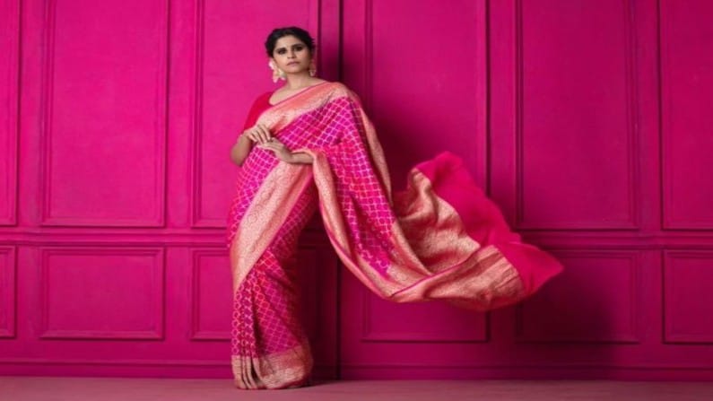 अभिनेत्री सई ताम्हणकर मराठी मनोरंजन विश्वाची ‘फॅशनिस्टा’ म्हणून ओळखली जाते. आता तिनं नवीन वर्षीच्या शुभेच्छा देण्यासाठी खास फोटो शेअर केले आहेत. 