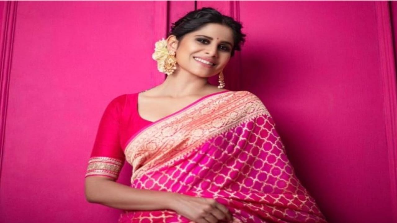 अभिनेत्री सई ताम्हणकर मराठी चित्रपटसृष्टीत बोल्ड आणि बिनधास्त व्यक्तिमत्वासाठी ओळखली जाते.ती नेहमी काही तरी हटके करण्याचा प्रयत्न करत असते. आता तिनं हे हटके फोटोशूट केलं आहे. 