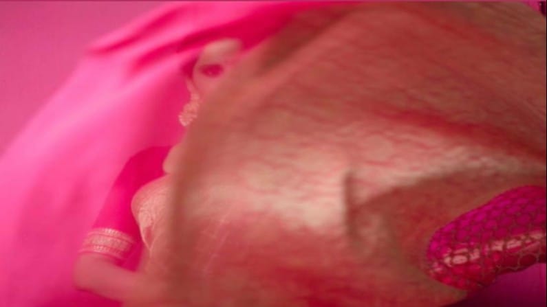 सई या फोटोंमध्ये कमालीची सुंदर दिसतेय. तिचा हा अंदाज चाहत्यांच्या चांगलाच पसंतीस उतरला आहे. 