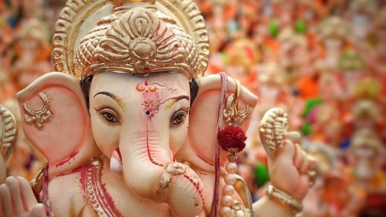 Sankashti Chaturthi 2021 | नवीन वर्षातील पहिली चतुर्थी, जाणून घ्या पूजेचा विधी आणि चंद्रोदयाची वेळ Sankashti Chaturthi 2021 | नवीन वर्षातील पहिली चतुर्थी, जाणून घ्या पूजेचा विधी आणि चंद्रोदयाची वेळ