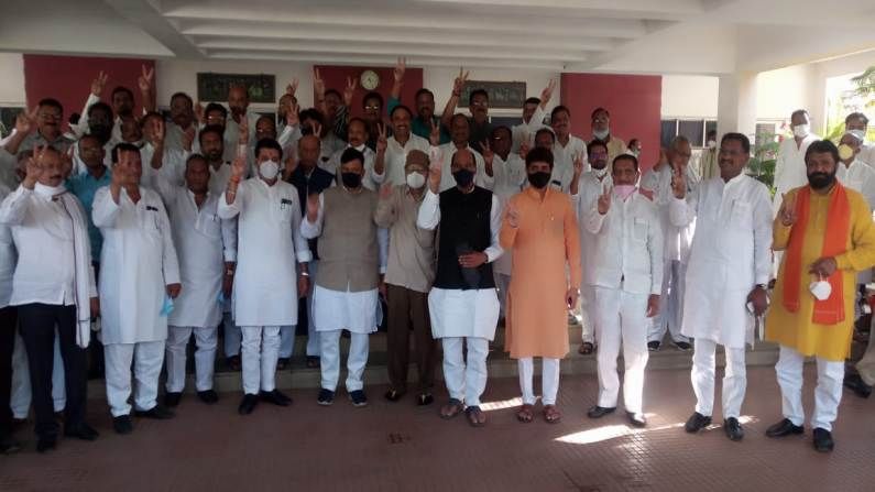 आता जिल्हा बँकेमध्येही महाविकास आघाडी पॅटर्न, मात्र, 'या' जिल्ह्यात काँग्रेस मोठा भाऊ आता जिल्हा बँकेमध्येही महाविकास आघाडी पॅटर्न, मात्र, 'या' जिल्ह्यात काँग्रेस मोठा भाऊ