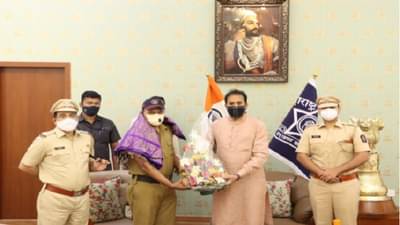 स्वत:चा जीव धोक्यात घालून प्रवाशाचे प्राण वाचवणाऱ्या पोलिस कर्मचाऱ्याचा खुद्द गृहमंत्र्यांकडून सत्कार