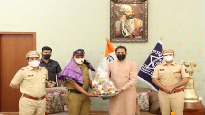 स्वत:चा जीव धोक्यात घालून प्रवाशाचे प्राण वाचवणाऱ्या पोलिस कर्मचाऱ्याचा खुद्द गृहमंत्र्यांकडून सत्कार