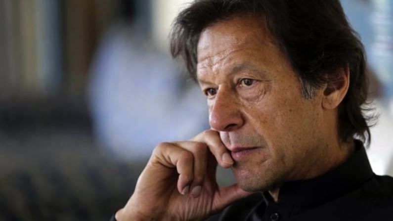 पाकिस्तानमध्ये अर्थमंत्र्यांच्या पराभवाने सरकारविरोधात अविश्वास ठराव, इमरान खान यांना किती मतं?