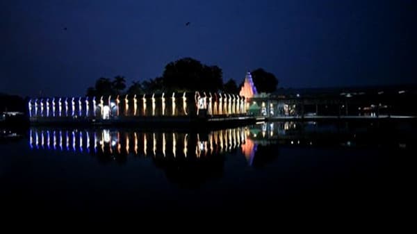 सोलापूरचे ग्रामदैवत असलेल्या शिवयोगी सिद्धरामेश्वर मंदिराला आकर्षक अशी विद्युत रोषणाई करण्यात आली आहे.