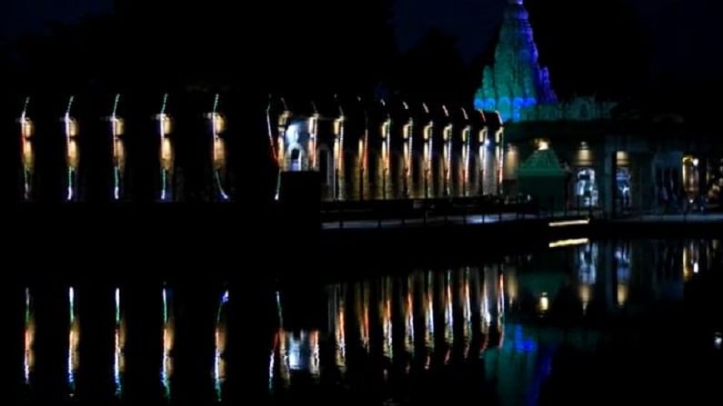 त्यामुळे संपूर्ण परिसर दिव्यांनी उजळून निघाला आहे.  